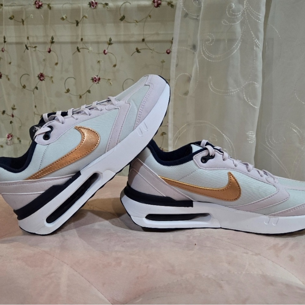 Nike Air Max Dawn SE (GS) Trainers Size 5.5 Y